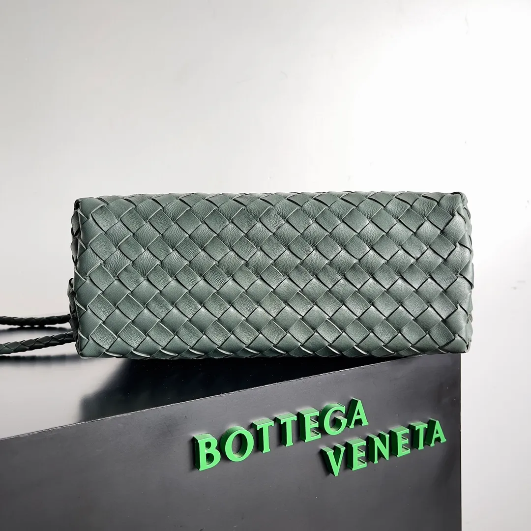 The 2023 new Andiamo batch of 2260 BV has been shipped‼ ️Really popular🔥The new Andiamo woven handbag launched by Bottega Veneta this season is really popular all over the world! ! Celebrities at home and abroad have worn it, and Oscar-winning actress Michelle Yeoh has taken it out on the street. Song Jia, Trai Yara, Yu Feihong, Sanji Ayaka, Rosie Hunting-Whiteley, Yoshioka Riho, etc. have all picked up this bag. It is classic and versatile, showing off its temperament, and the bag capacity is also large, which is very convenient for daily commuting! ! A variety of carrying methods, the shoulder straps can be adjusted by yourself, the original lambskin feels soft and delicate, and the unisex style breaks the gender boundaries and brings a more practical and long-lasting use experience. Andiamo, which has both elegant and casual styles, perfectly interprets the true appearance of "fashionable old money style". Style number: 743572 Size: 32*24*12